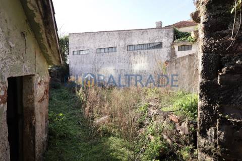 Moradia T3 para recuperar em Baguim do Monte