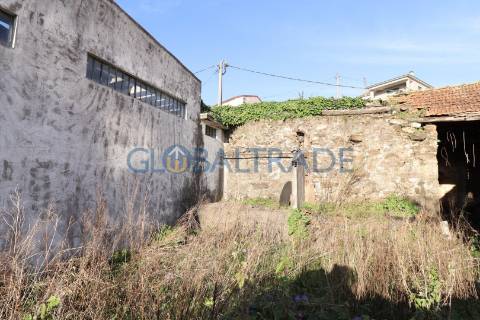 Moradia T3 para recuperar em Baguim do Monte