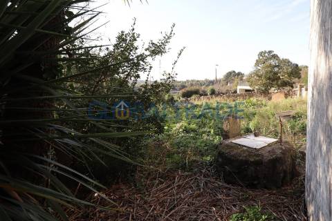 Moradia T3 para recuperar em Baguim do Monte