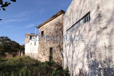 Moradia T3 para recuperar em Baguim do Monte