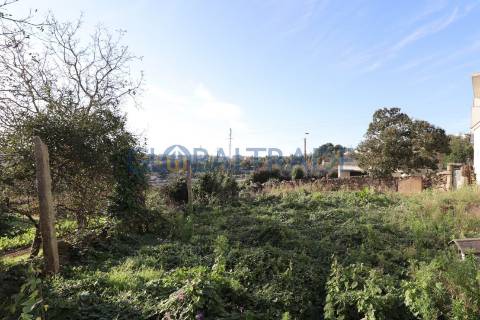 Moradia T3 para recuperar em Baguim do Monte