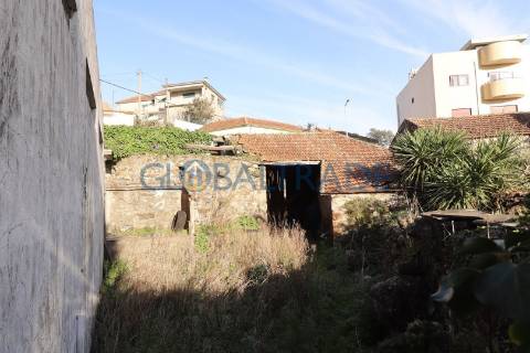 Moradia T3 para recuperar em Baguim do Monte