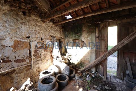 Moradia T3 para recuperar em Baguim do Monte