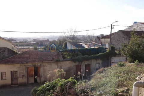 Moradia T3 para recuperar em Baguim do Monte