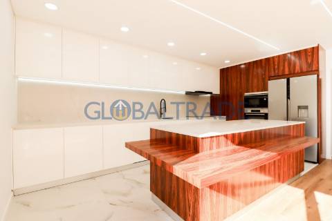 Moradia T4+2 Renovada em Águas Santas, Maia