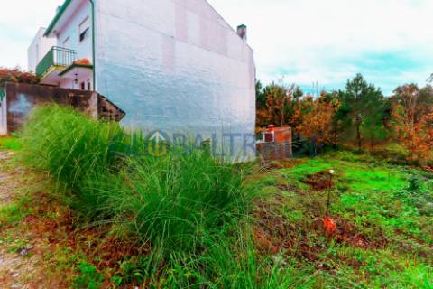 Terreno 235m² com Projeto Aprovado para Moradia em Fânzeres