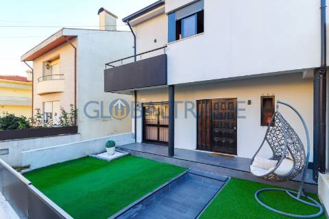 Moradia T3 - Com Habitação T0 R/C em Valongo