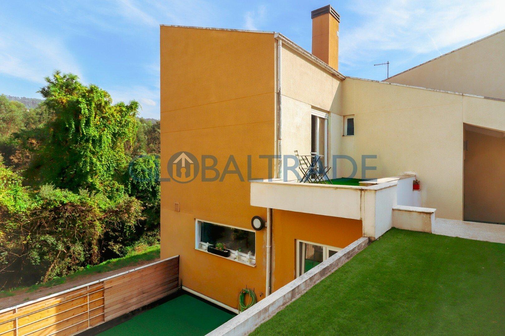 Moradia bifamiliar T4 em São Pedro da Cova