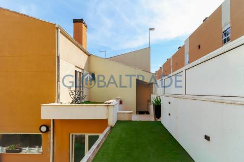 Moradia bifamiliar T4 em São Pedro da Cova