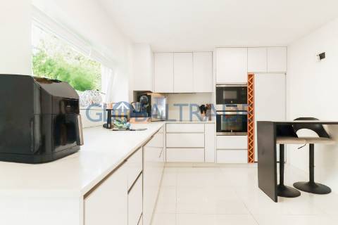 Moradia bifamiliar T4 em São Pedro da Cova