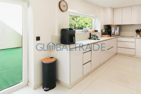 Moradia bifamiliar T4 em São Pedro da Cova