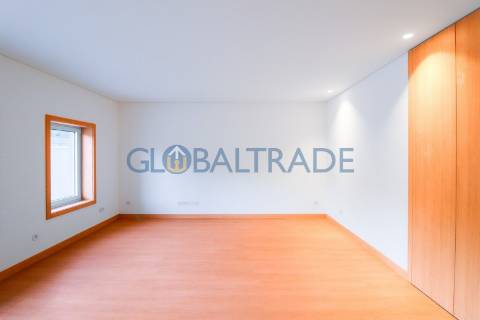 Apartamento T2 Renovado com Terraço em Fânzeres