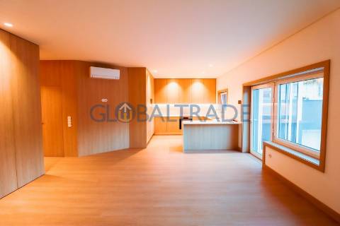 Apartamento T2 Renovado com Terraço em Fânzeres