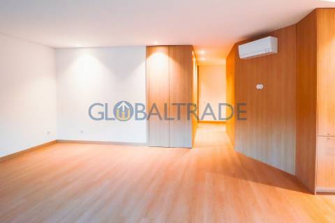 Apartamento T2 Renovado com Terraço em Fânzeres