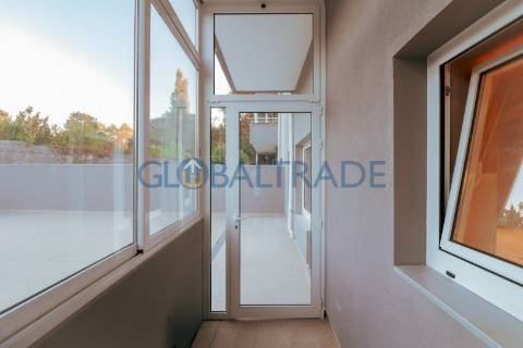 Apartamento T2 Renovado com Terraço em Fânzeres