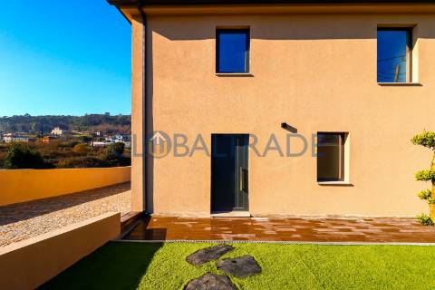Moradia T3 Nova com 1000m² Terreno em Paços de Ferreira