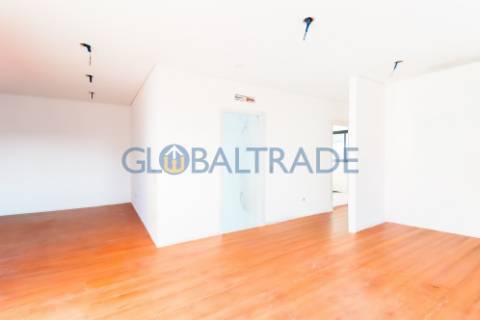 Andar de Moradia T2 Renovado & Equipado em Valbom