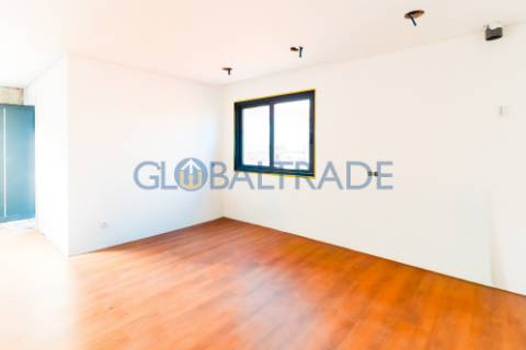 Andar de Moradia T2 Renovado & Equipado em Valbom