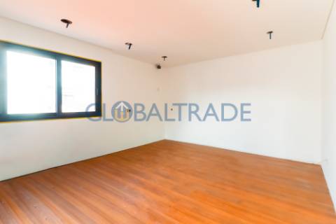 Andar de Moradia T2 Renovado & Equipado em Valbom