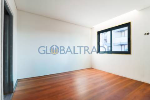 Andar de Moradia T2 Renovado & Equipado em Valbom