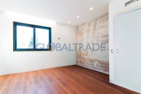 Andar de Moradia T2 Renovado & Equipado em Valbom