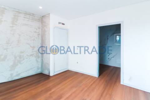 Andar de Moradia T2 Renovado & Equipado em Valbom