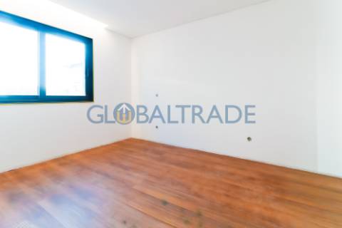 Andar de Moradia T2 Renovado & Equipado em Valbom