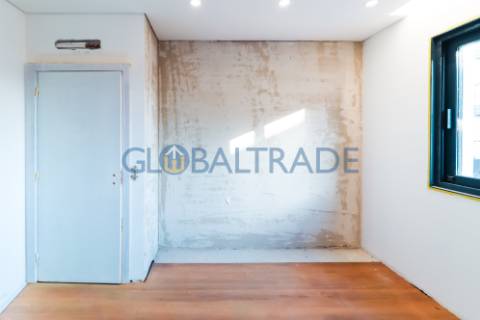 Andar de Moradia T2 Renovado & Equipado em Valbom