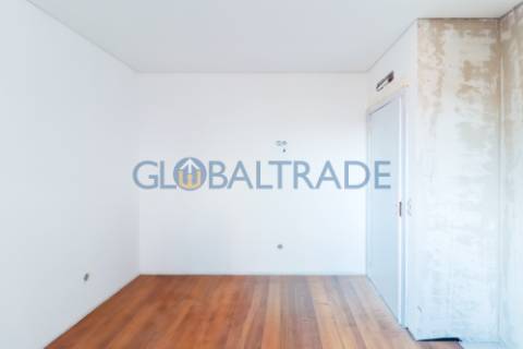 Andar de Moradia T2 Renovado & Equipado em Valbom