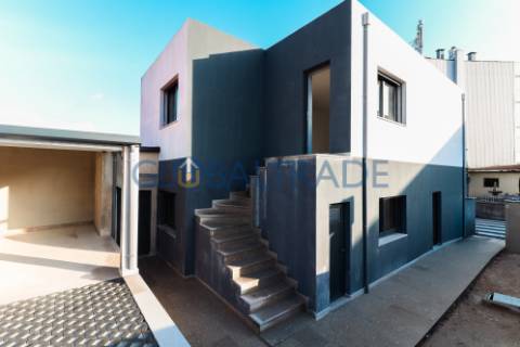 Andar de Moradia T2 Renovado & Equipado em Valbom