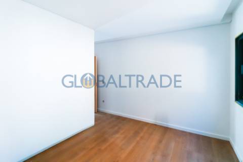 Andar de Moradia T2 Renovado & Equipado em Valbom