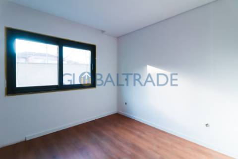 Andar de Moradia T2 Renovado & Equipado em Valbom