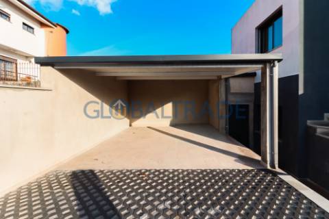 Andar de Moradia T2 Renovado & Equipado em Valbom