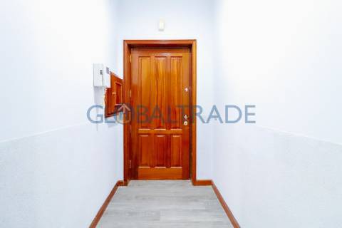 Apartamento T1 Renovado ao centro de Canelas