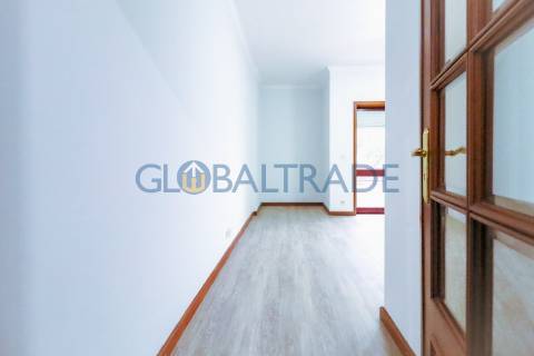 Apartamento T1 Renovado ao centro de Canelas