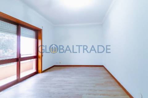 Apartamento T1 Renovado ao centro de Canelas