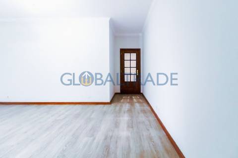 Apartamento T1 Renovado ao centro de Canelas