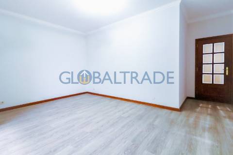 Apartamento T1 Renovado ao centro de Canelas