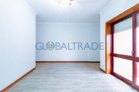 Apartamento T1 Renovado ao centro de Canelas