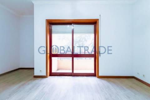 Apartamento T1 Renovado ao centro de Canelas