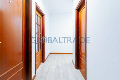 Apartamento T1 Renovado ao centro de Canelas