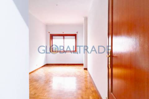 Apartamento T1 Renovado ao centro de Canelas