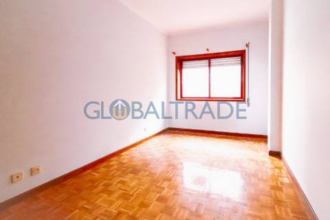 Apartamento T1 Renovado ao centro de Canelas