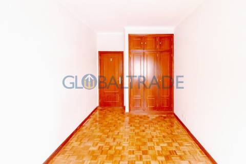 Apartamento T1 Renovado ao centro de Canelas