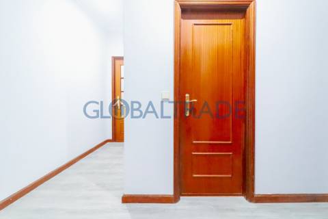 Apartamento T1 Renovado ao centro de Canelas