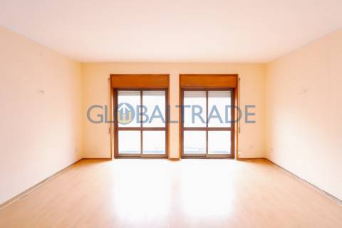 Duplex T5 na Constituição — Porto