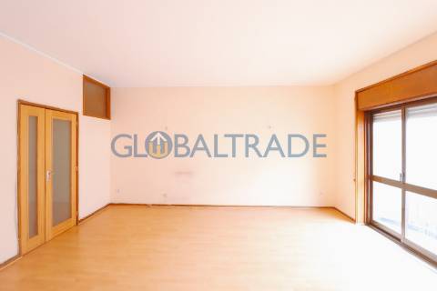 Duplex T5 na Constituição — Porto