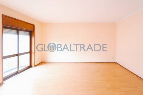 Duplex T5 na Constituição — Porto