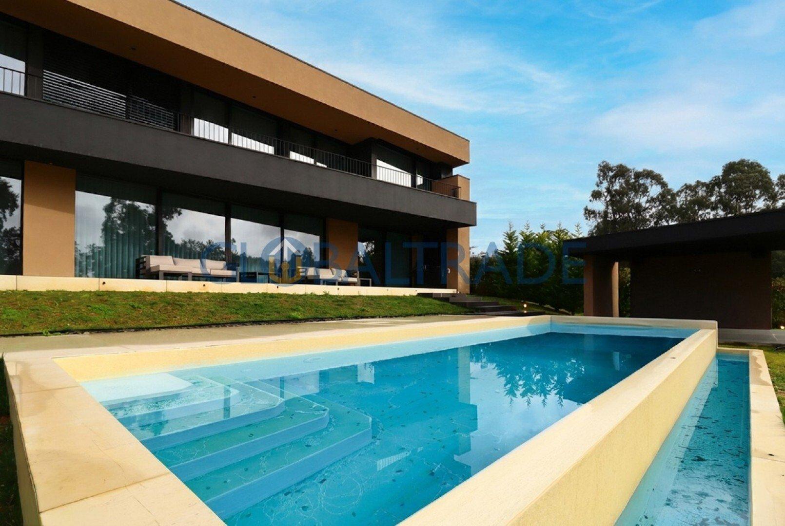 Moradia T5 com Piscina Privativa na Quinta das Luzes – Jovim