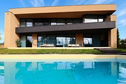 Moradia T5 com Piscina Privativa na Quinta das Luzes – Jovim